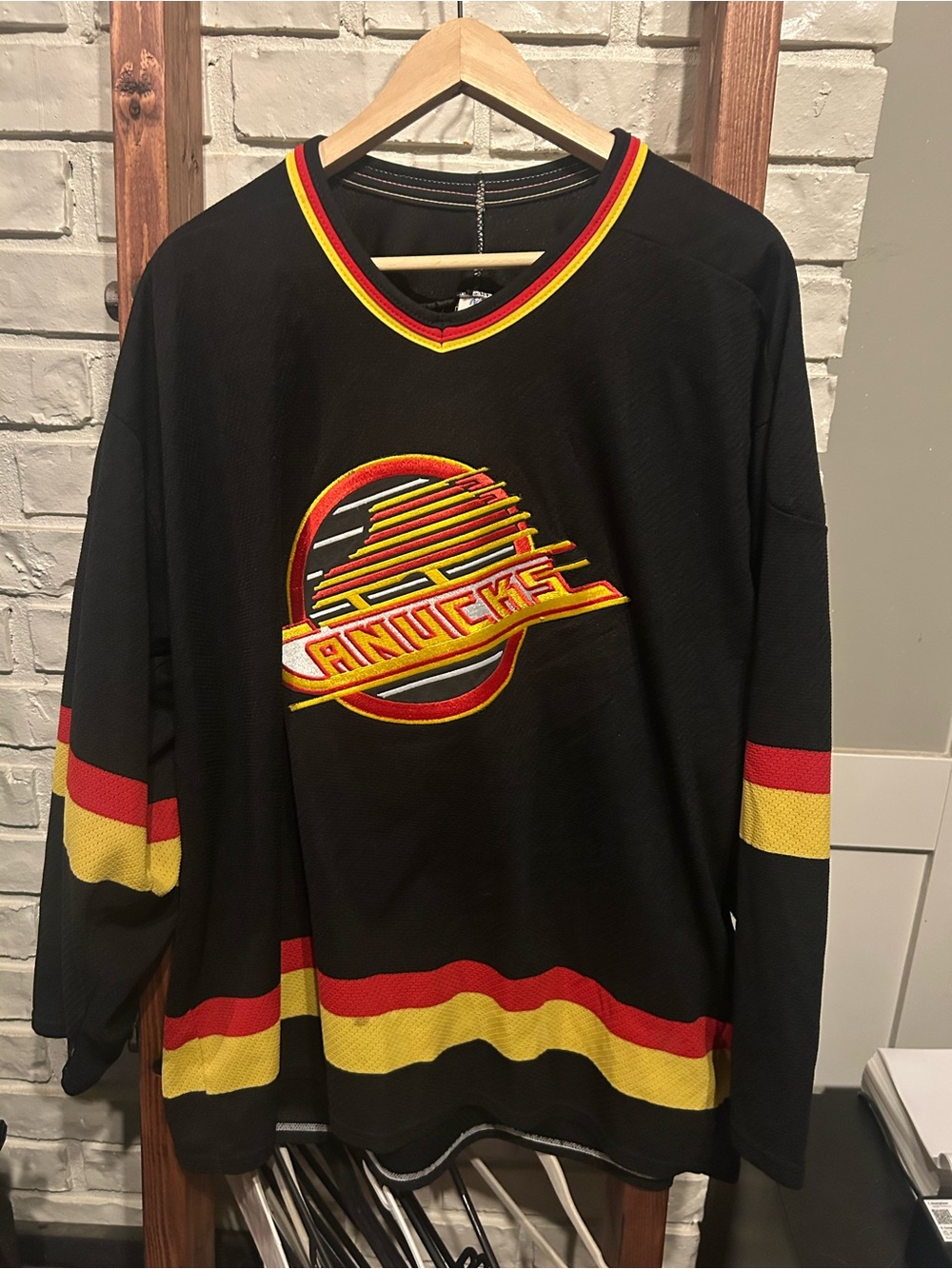 Vintage CCM Vancouver Canucks Hockey Jersey - Black Skate Extra-Large